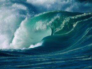 a wave in the ocean crashes into itself